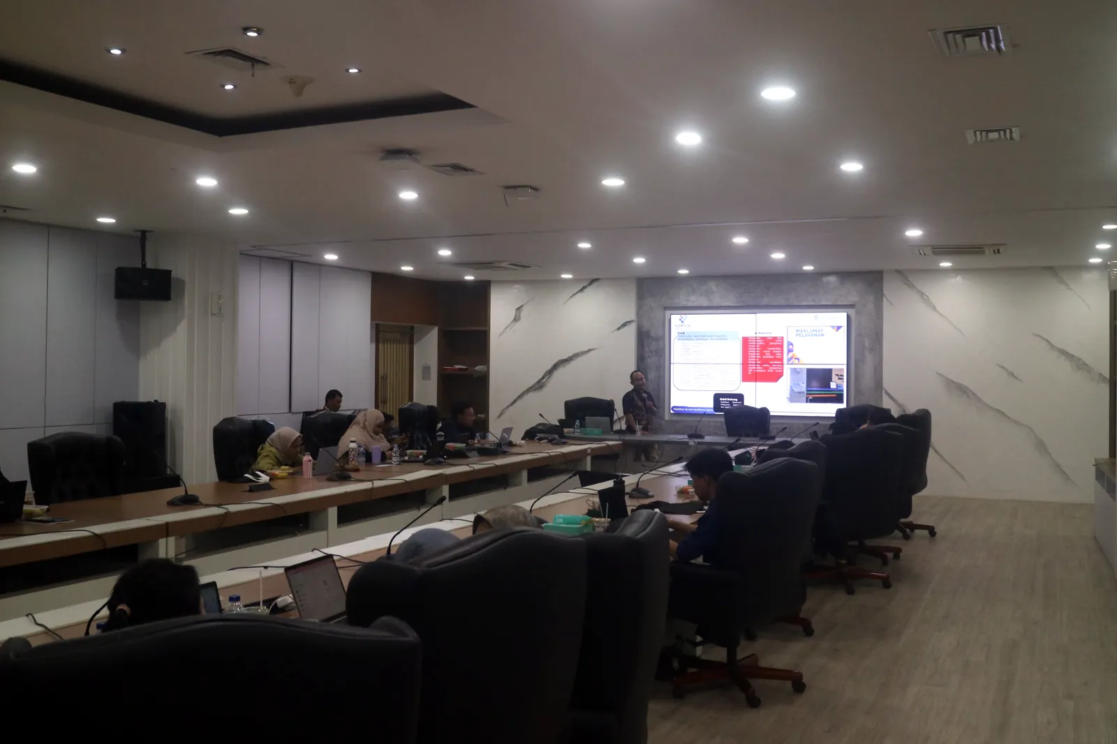 Fasilitator memaparkan contoh maklumat pelayanan kepada peserta instansi