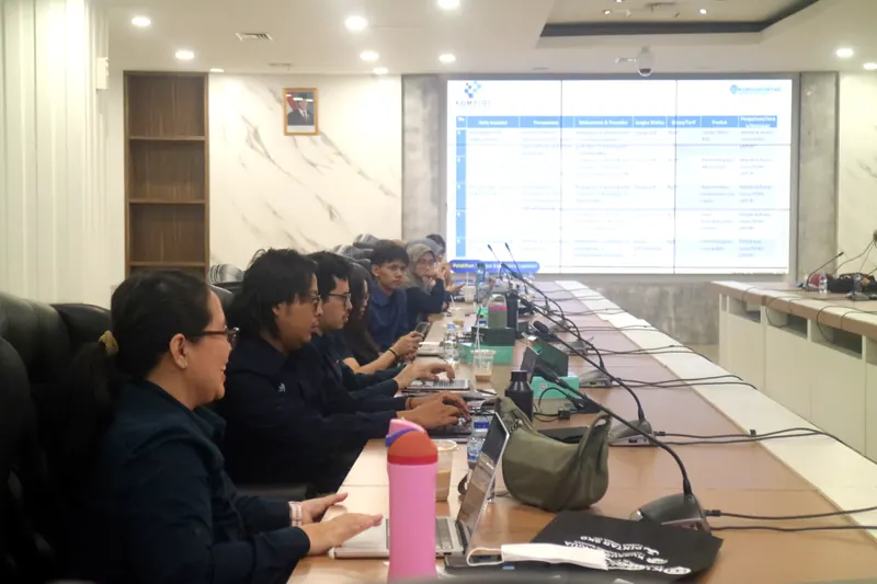 Peserta pelatihan in-house untuk instansi pemerintah mengerjakan latihan di laptop