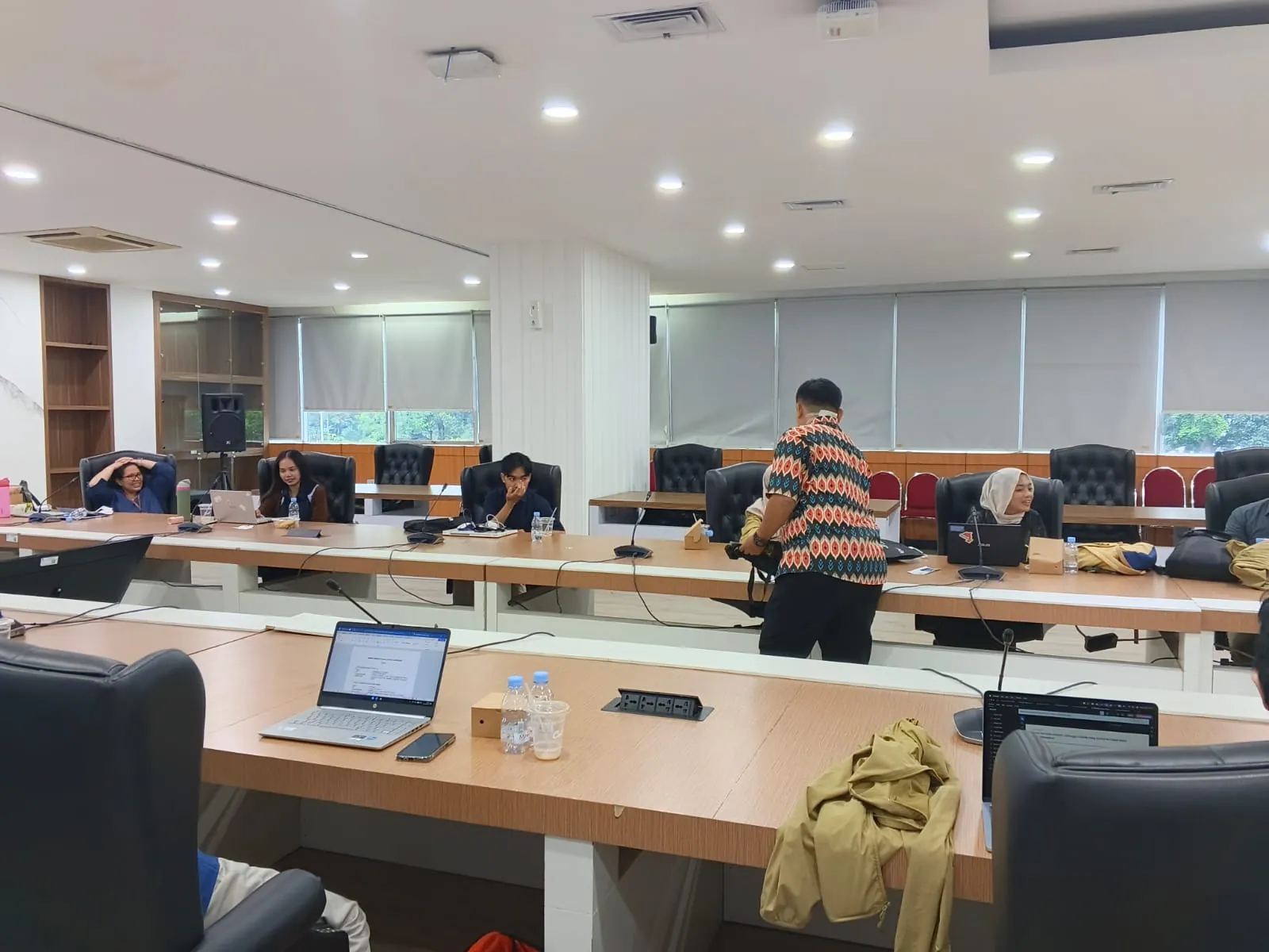 Fasilitator berkeliling mendampingi peserta pelatihan ISO 9001