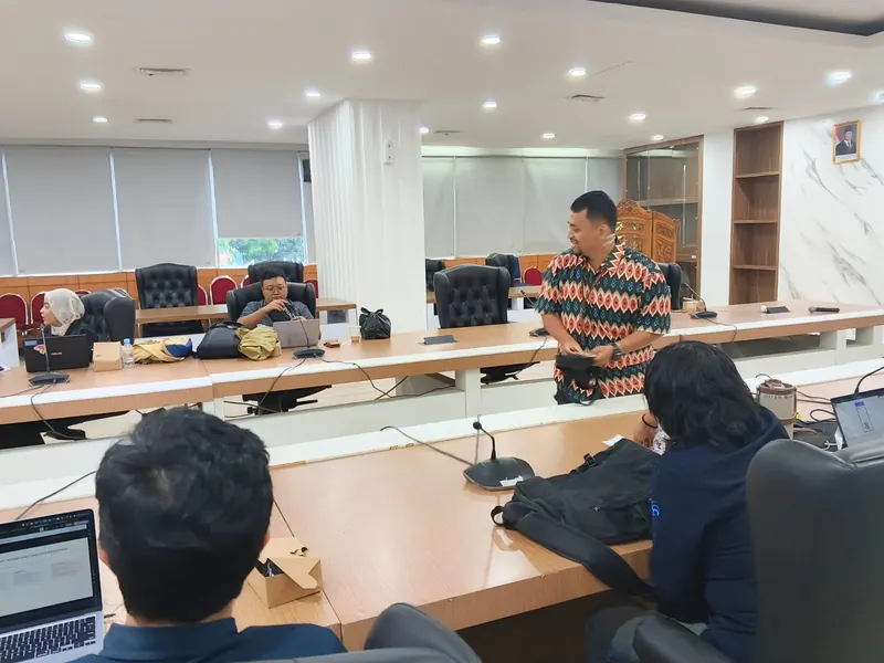 Fasilitator membagikan bahan latihan kepada peserta pelatihan ISO 9001