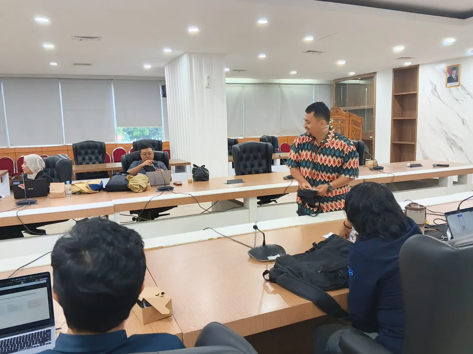 Fasilitator membagikan bahan latihan kepada peserta pelatihan ISO 9001