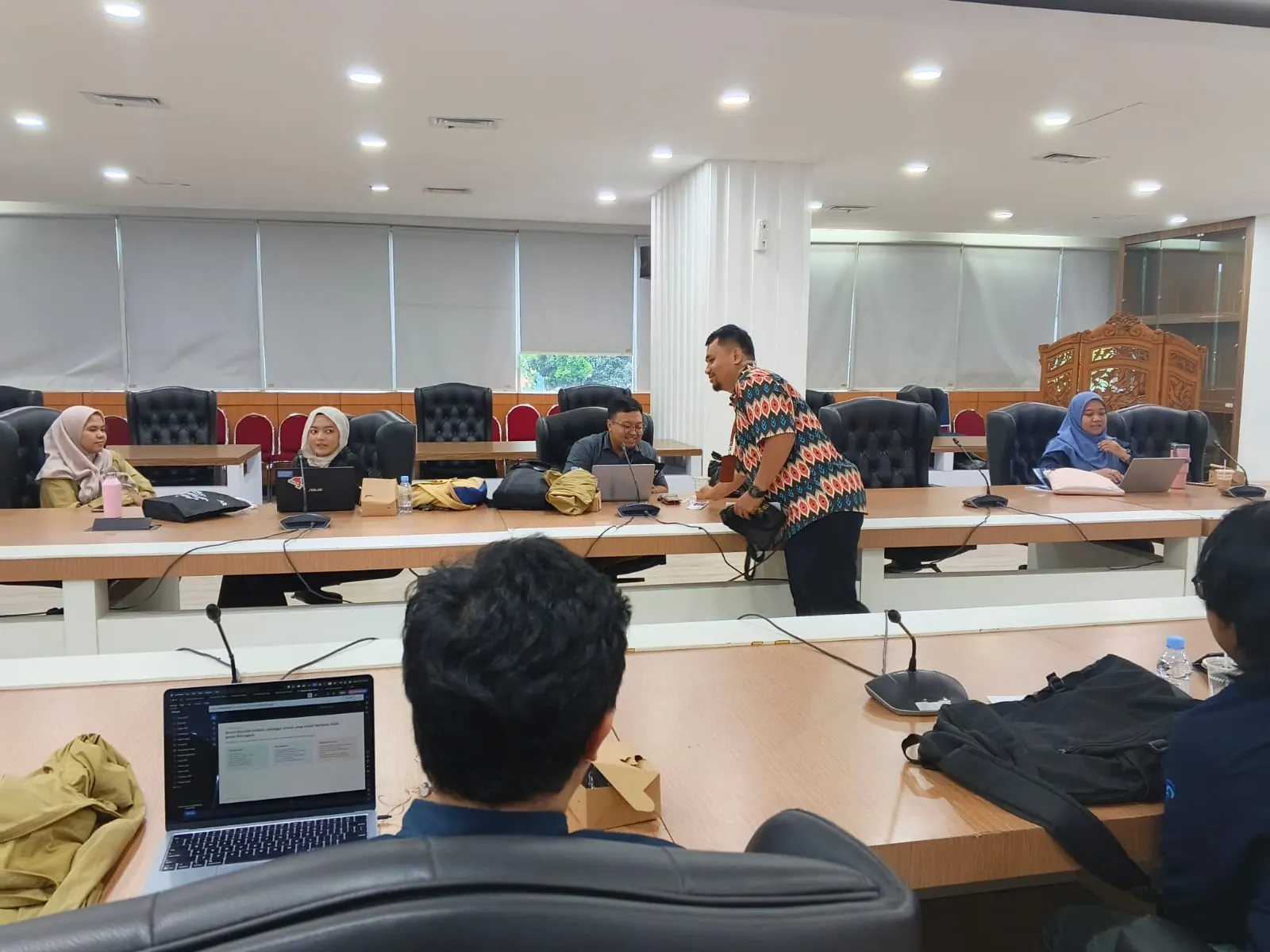 Diskusi antara fasilitator dan peserta pelatihan ISO 9001