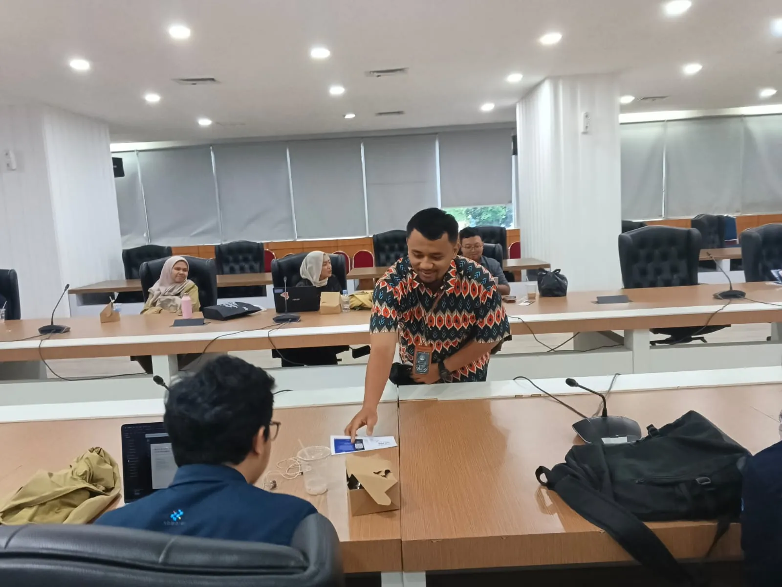 Peserta pelatihan ISO 9001 menerima materi langsung dari fasilitator