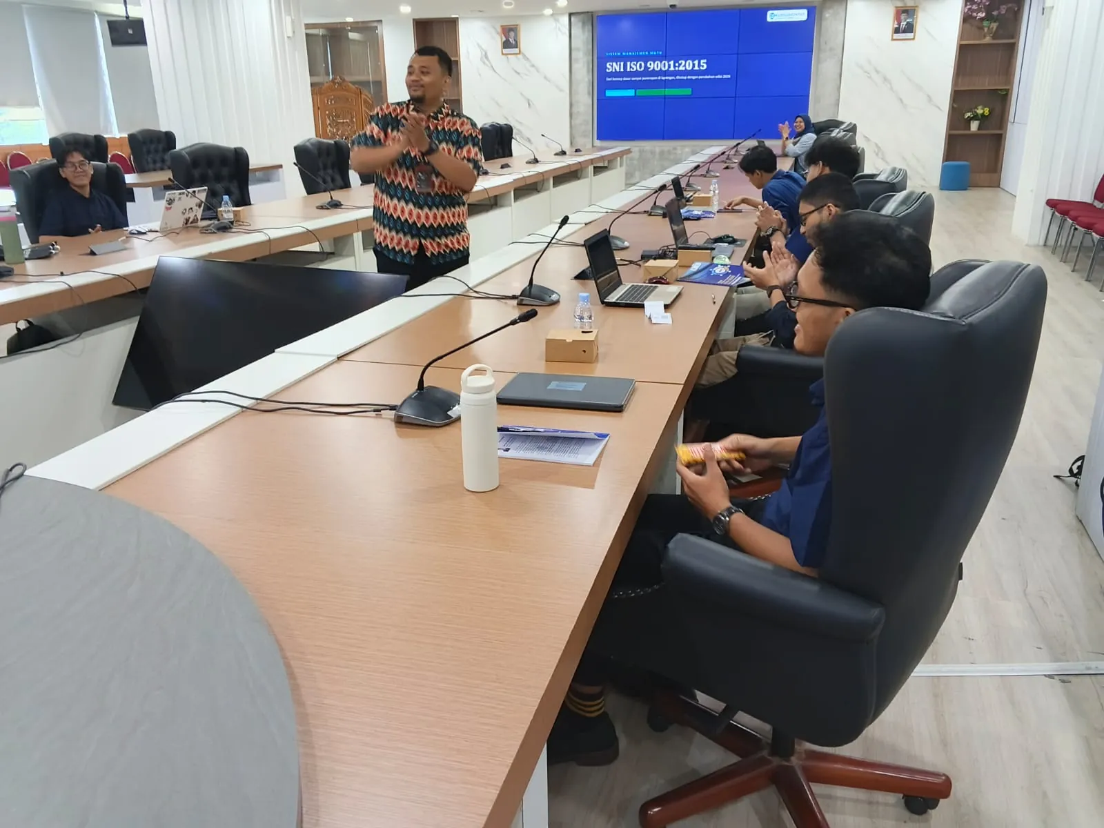 Fasilitator membuka pelatihan Sistem Manajemen Mutu SNI ISO 9001:2015 secara in-house